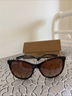 Burberry Brown Tortoiseshell Cat-Eye Sunglasses with Tan Case